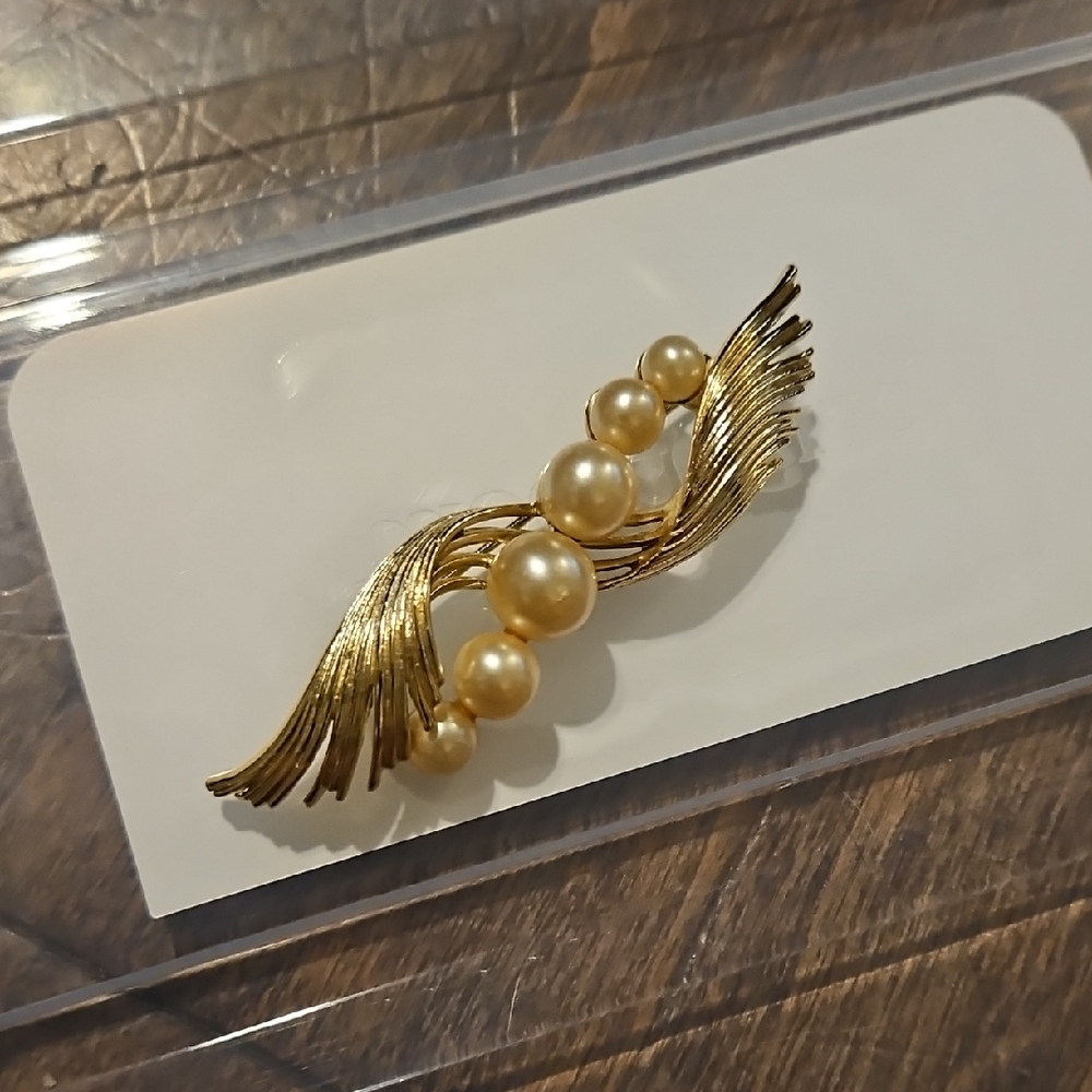 Lisner Brooch